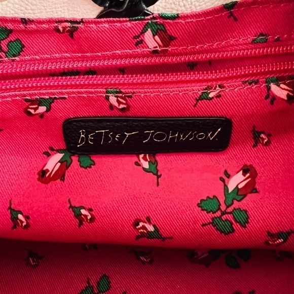 💥SALE💥 Betsey Johnson Bow Satchel Pebble Texture Faux Leather Gold Chain EUC - Picture 7 of 16